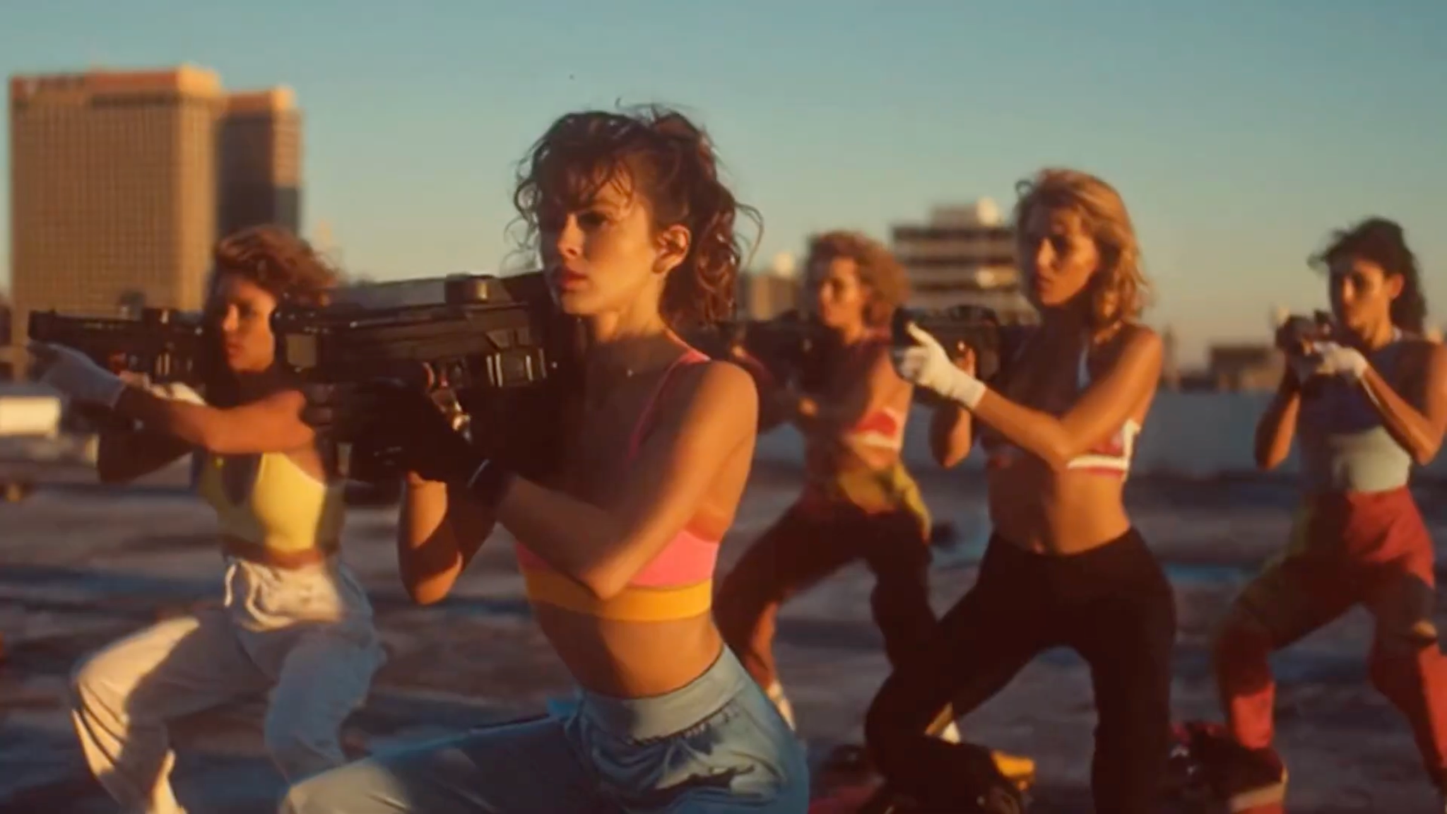 Szene aus dem Musikvideo La vida Coca: Figuren auf einem Dach im Abendlicht